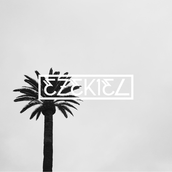 PreOwned Ezekiel Flowers Size Large. - Picture 11 of 13